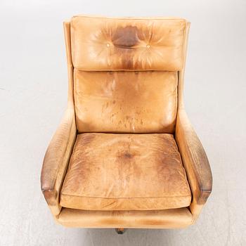 A 1970's leather swivel easy chair.