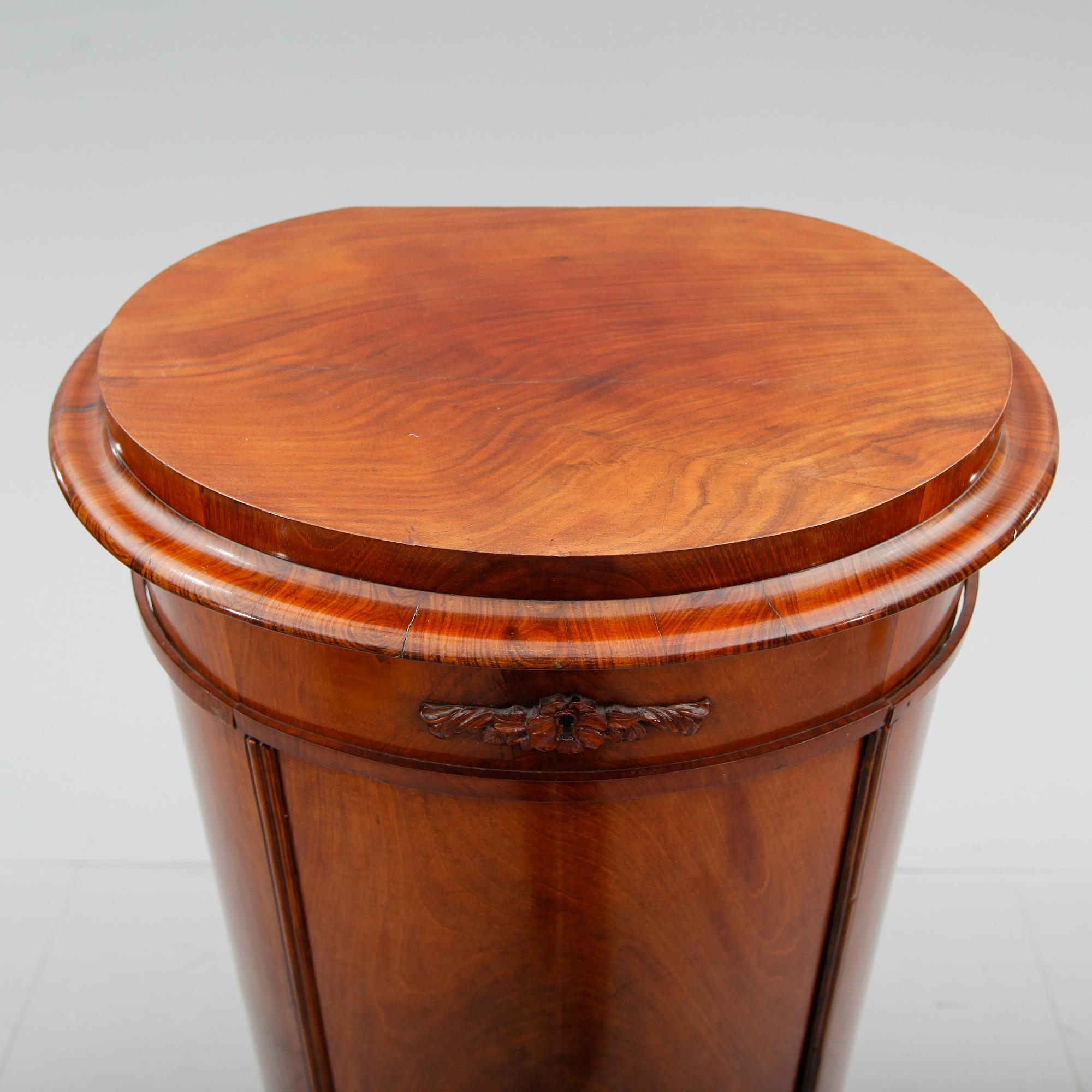 KOLONNSKÅP, senempire, 1800-talets mitt.