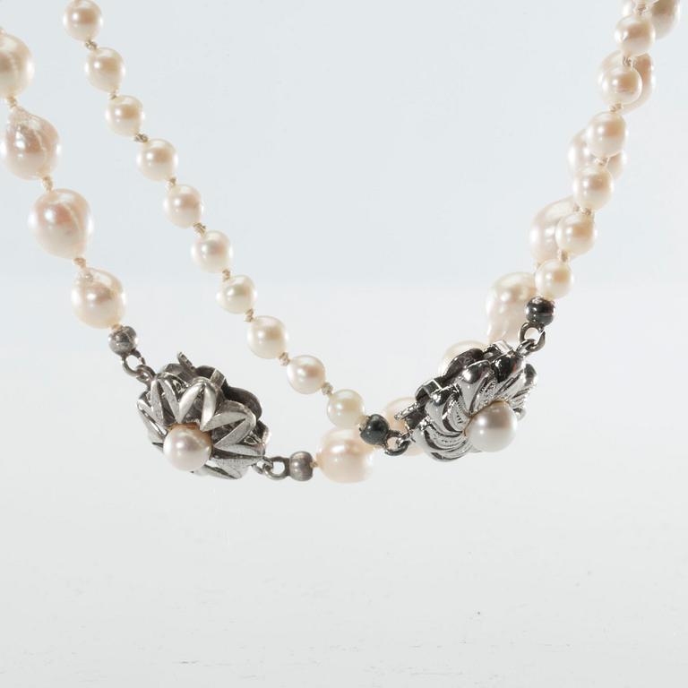 COLLIER, 2 st, odlade saltvattenspärlor med silverlås.