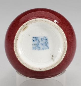 VAS, porslin. Qing dynastin, troligen 1700-tal. Med sigillmärke i underglasyrblått.