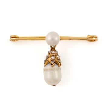 505. An 18K gold brooch with a drop-shaped pearl.