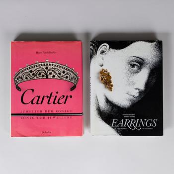 KIRJOJA, 2 kpl, Hans Nadelhofferin "Cartier" sekä Daniela Mascetti ja Amanda Triossin "Earrings".