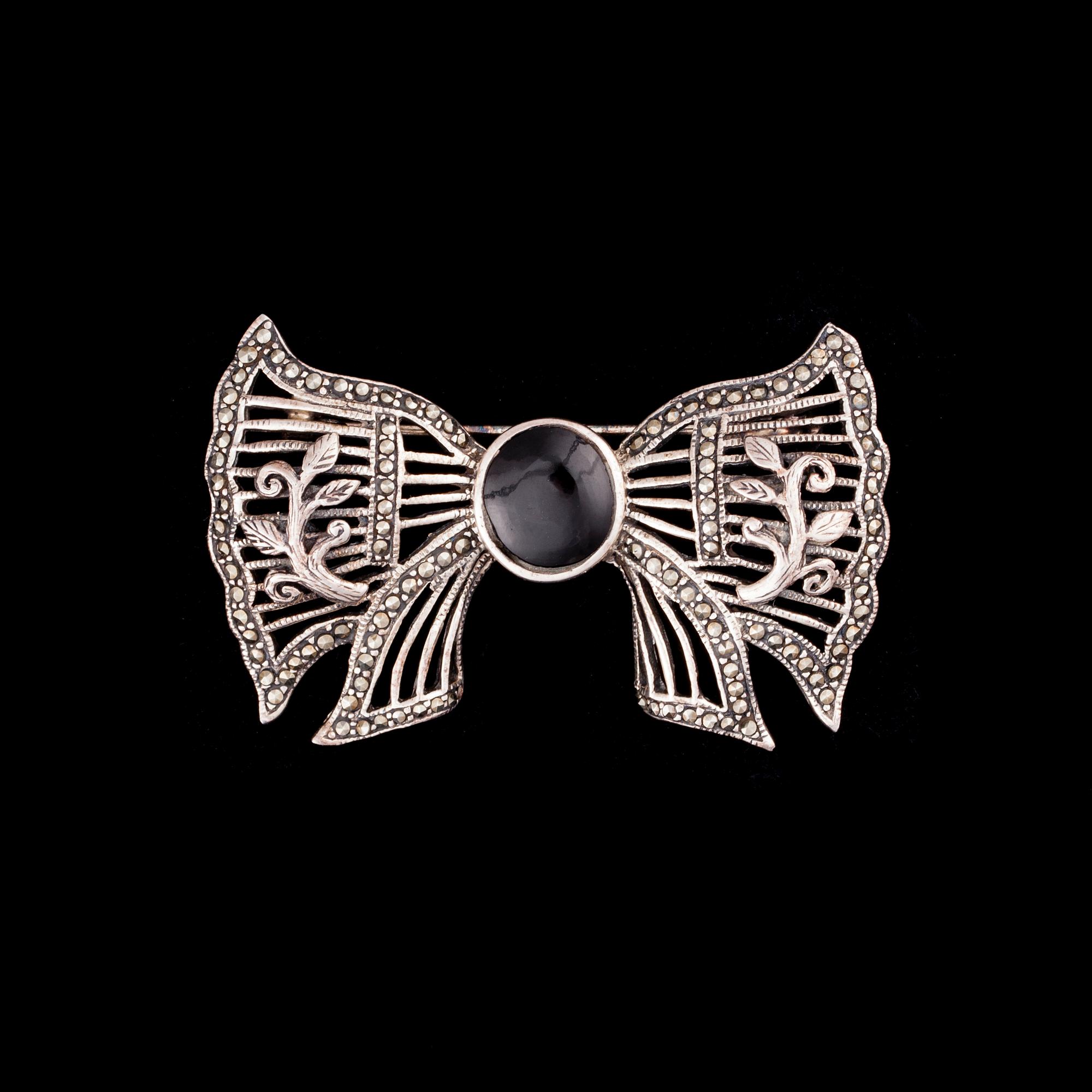 BROSCH, silver, svart sten, markasiter, 1900-talets mitt.