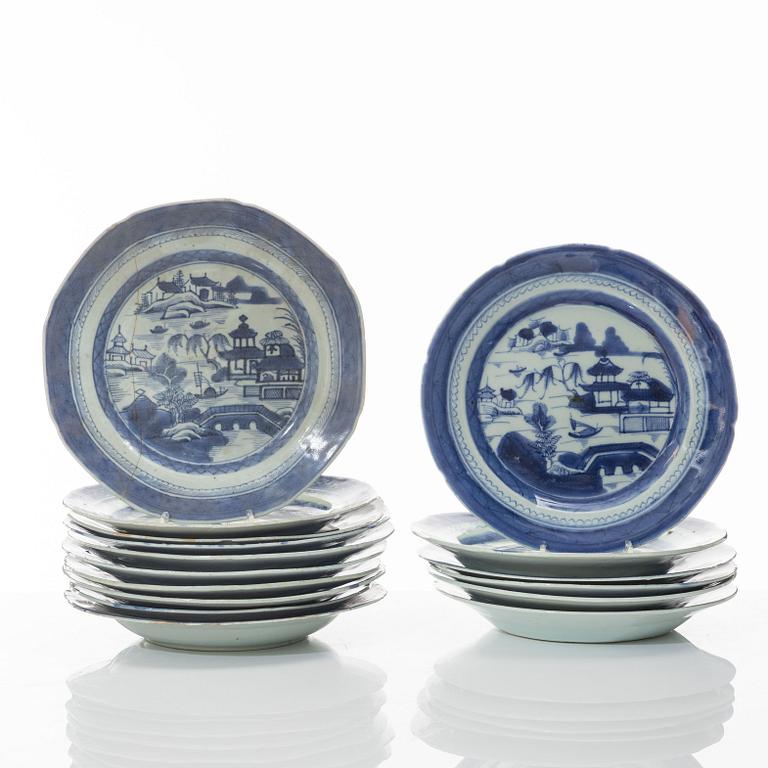 Tallrikar, 16 stycken, kompaniporslin, Kina, Qingdynastin, 1800-tal.