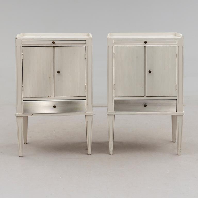 SÄNGBORD, 1 par, gustaviansk stil, 1900-talets andra hälft.