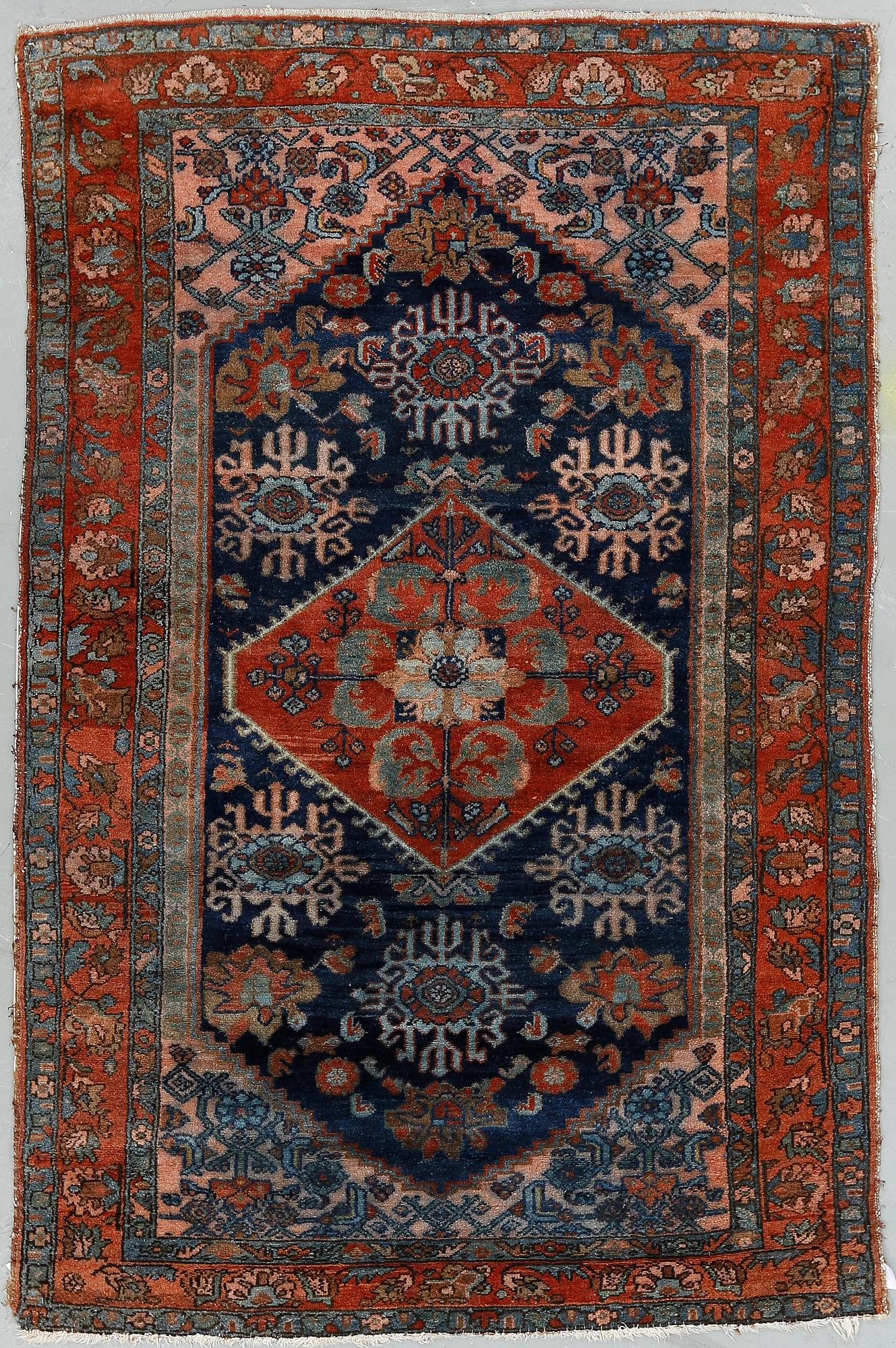 MATTA, Antik Hamadan. Ca 210x136 cm.