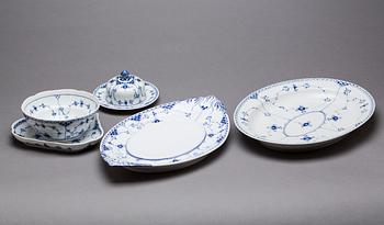 SERVIS, ca 65 delar, "Musselmalet", halvblond, Royal Copenhagen.