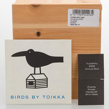 Oiva Toikka, vuosilintu, ”Korpikäki”, signeerattu O. Toikka 2003.