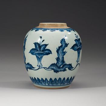 A blue and white jar, Qing dynasty, Kangxi (1662-1722).