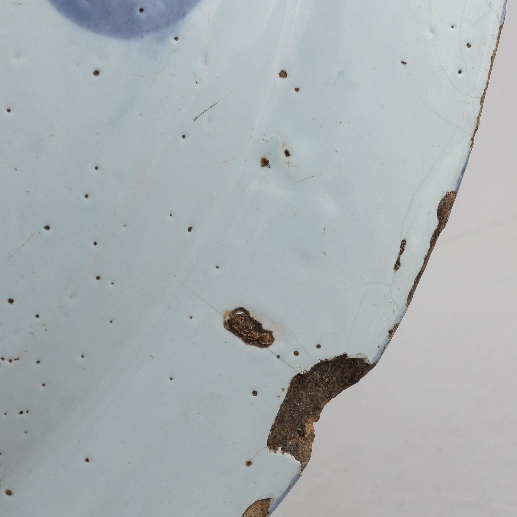 A large German faiance dish, 18th/19th century.