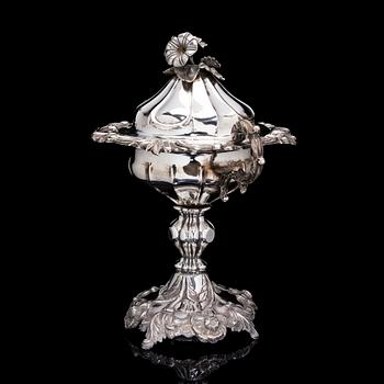 A SUGAR BOWL WITH LID, silver, Helsinki, Roland Melin 1860. Weight 1195 g.