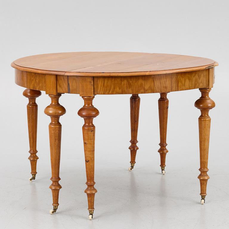 A late 19th century dining table.