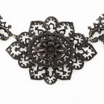 Collier, "eisengold", svärtat gjutjärn, nygotik, 1800-tal.