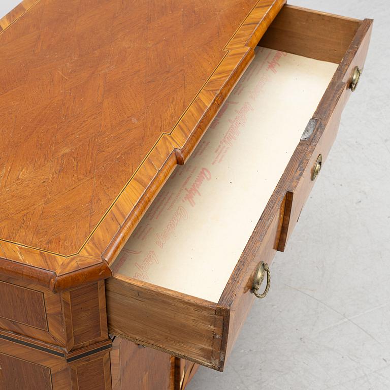 Chest of drawers in Gustavian style, second half of the 19th century.