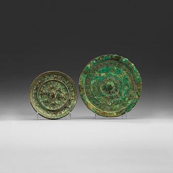 1287. SPEGLAR, två stycken, brons. Arkaiserande, troligen Tang dynastin (618-907).