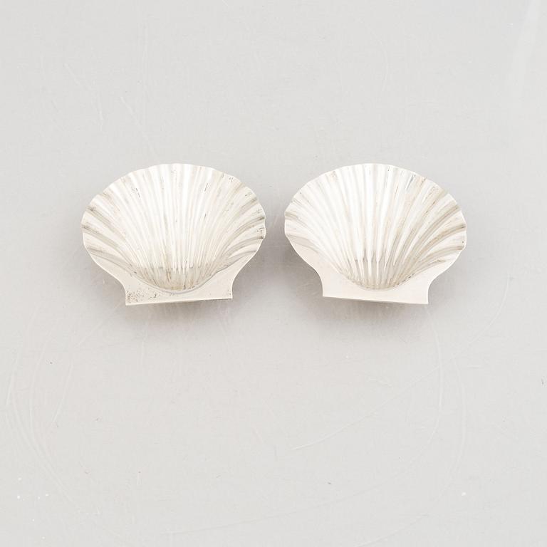 A pair of silver shell-shaped bowls, mark of Robert Dicker, London 1892.