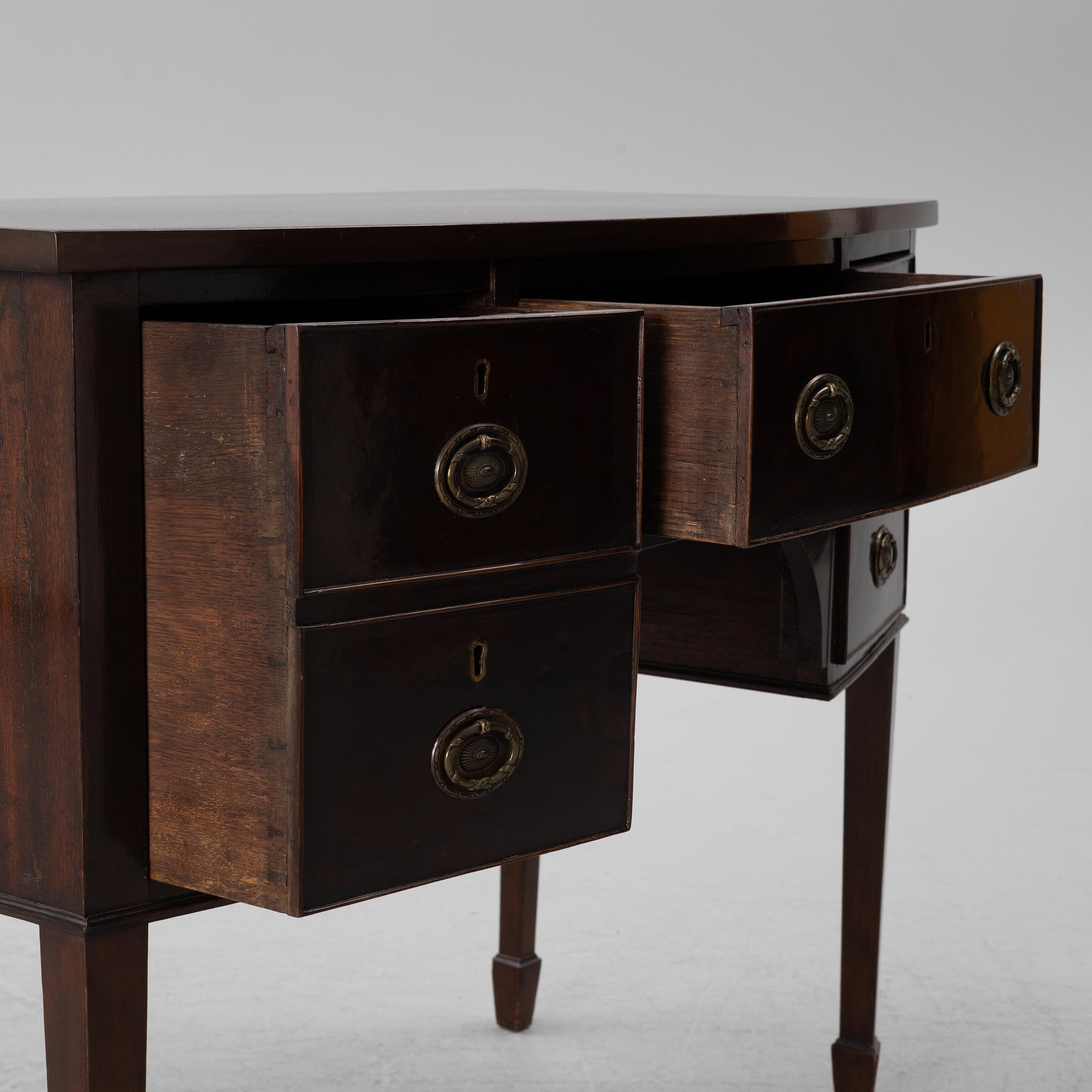 Sideboard, England, Sheraton style, early 20th century.