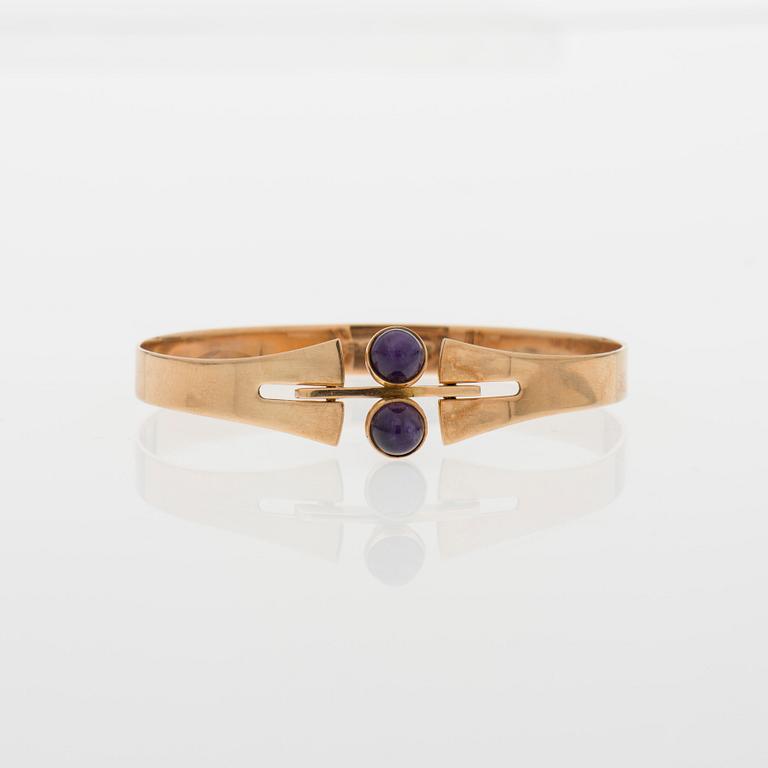 ARMBAND, cabochonslipade ametister, 14K guld. Holger Lindström, Helsingfors 1967.