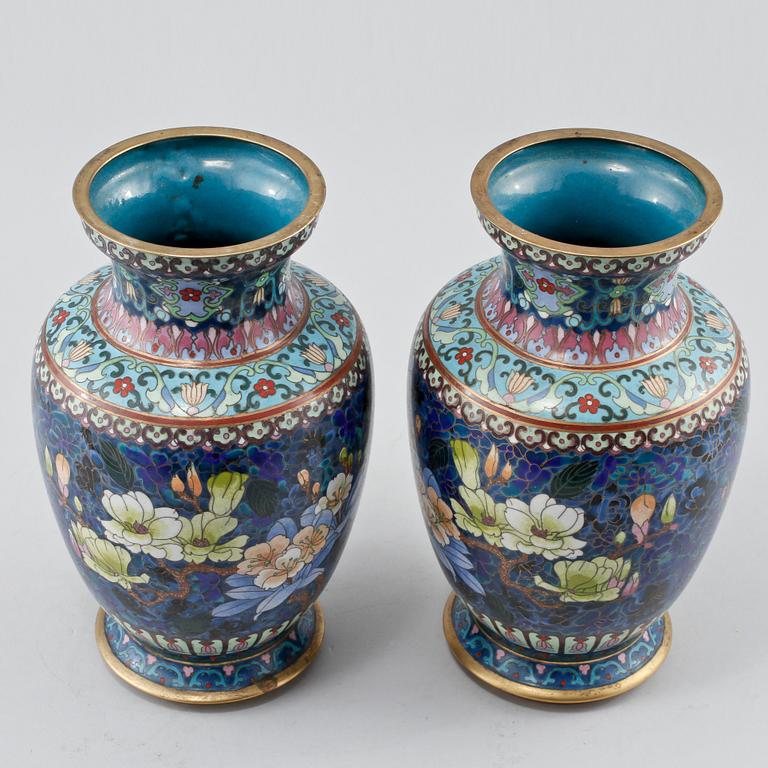 VASER, ett par, cloisonné, 1900-talets andra hälft.