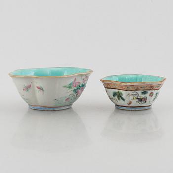 Five Chinese porcelain pieces, late Qing dynasty and 20th century.