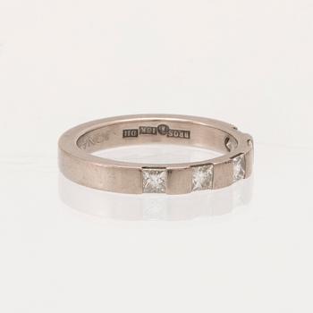Ring halvallians 18K vitguld med prinsesslipade diamanter, Atelje Guld-Bros Stockholm.
