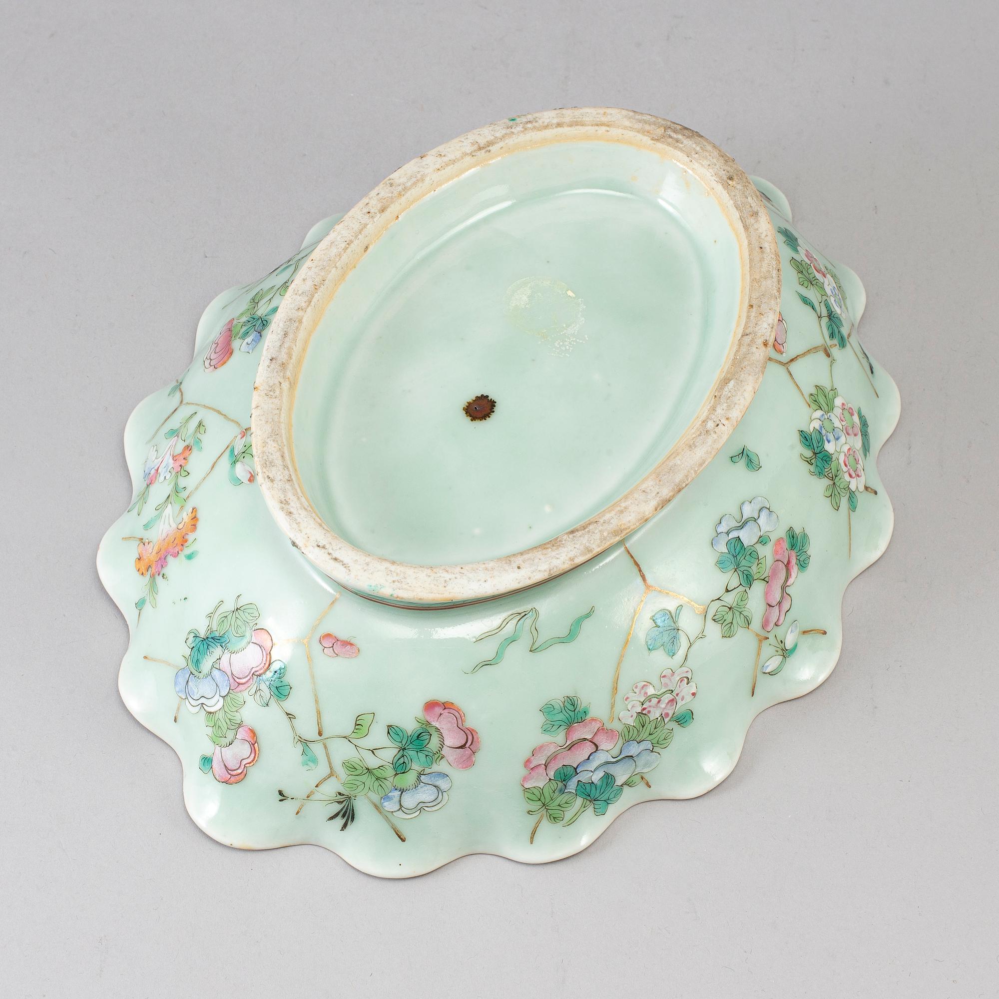 A famille rose bowl, late Qing dynasty, circa 1900.