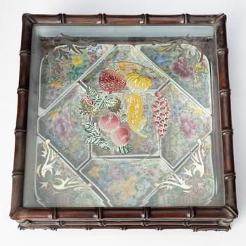 Cabaret i schatull, porslin och trä. Kina, 1900-tal.