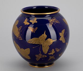 VAS, porslin, signerad GW och daterad 1897, Gustafsberg.