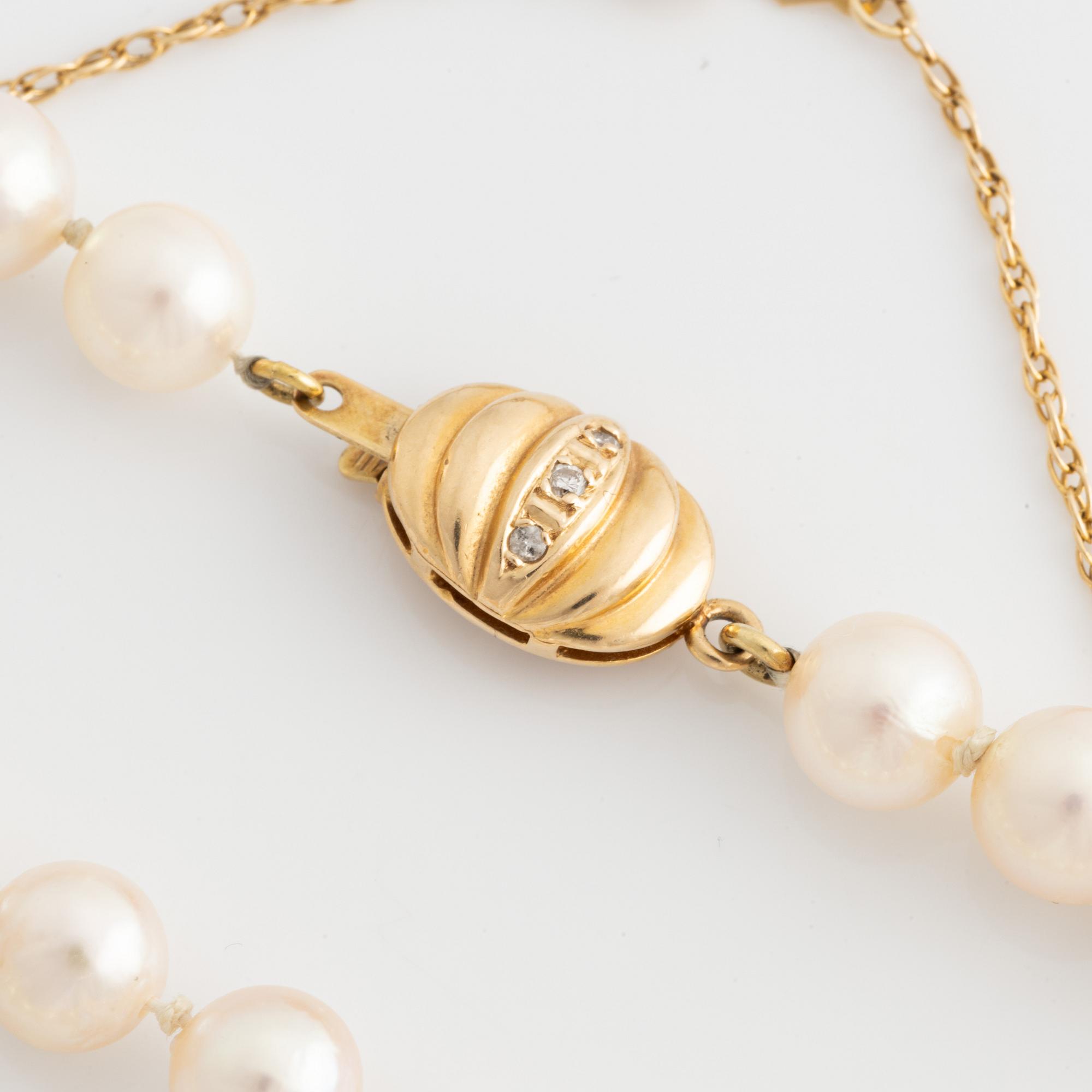 Collier odlade pärlor lås 14K guld med diamanter.