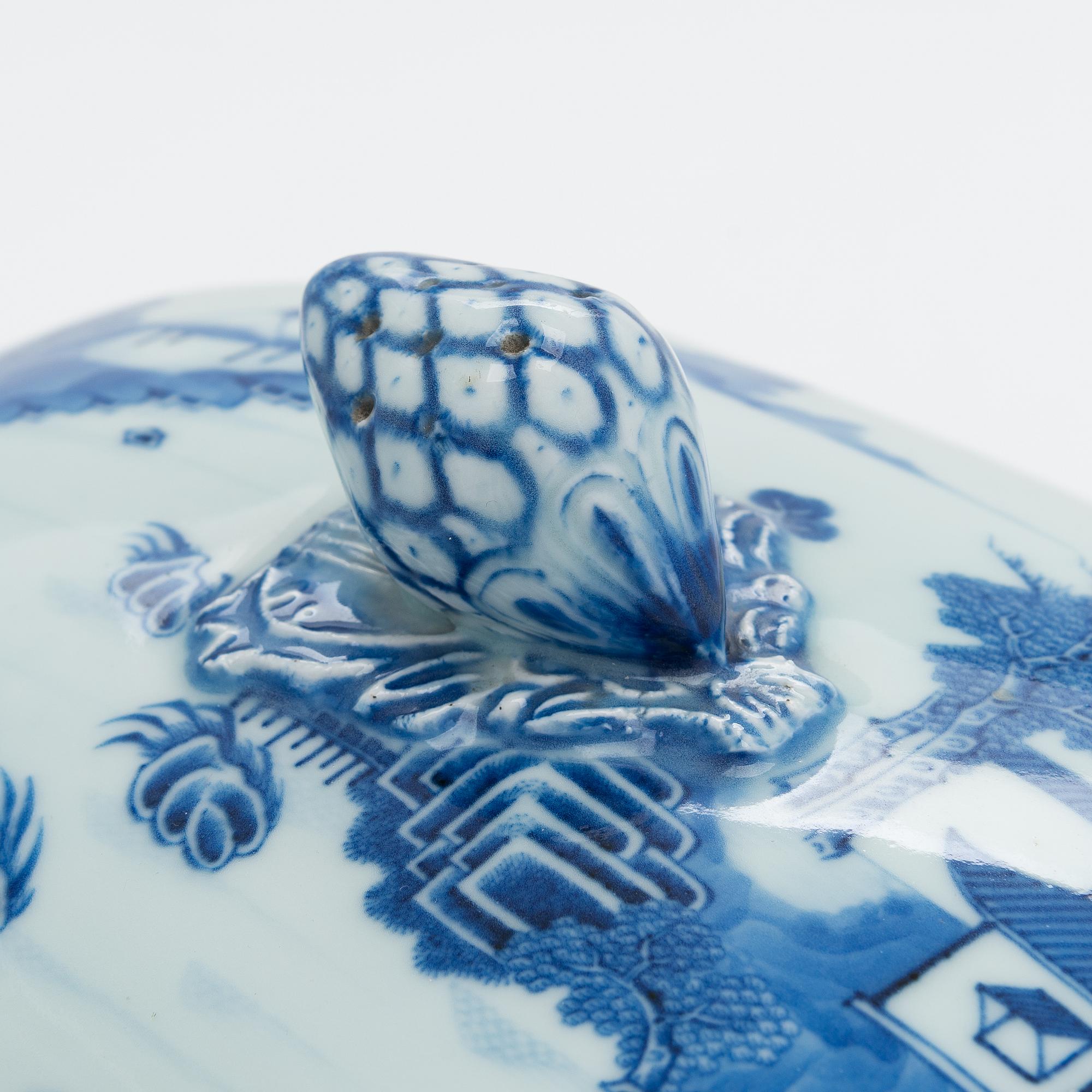 Kannellinen terriini, posliinia, Kiina, Qingdynastia, Qianlong (1735-1795).