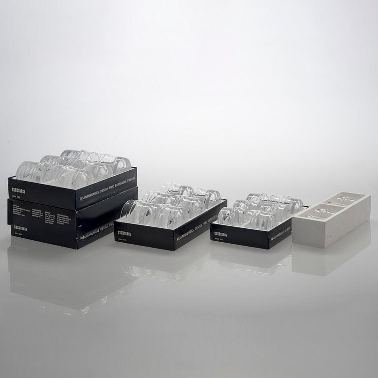 Timo Sarpaneva, glasuppsättning, glas, 52 delar, "Droppring" för Iittala. Formgiven 1963.