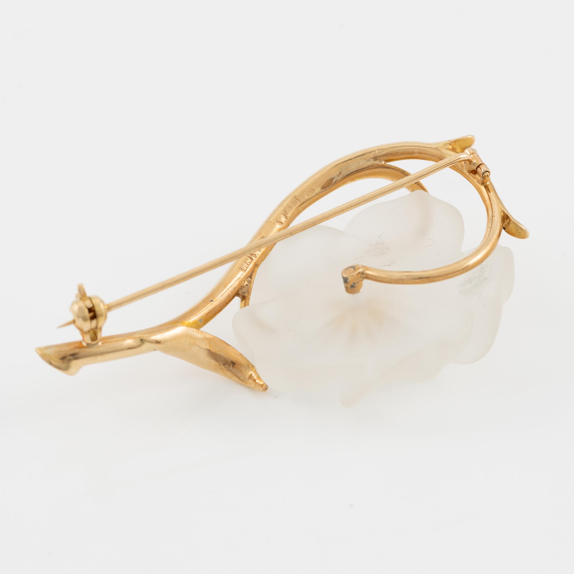 Brooch and earrings, floral, 18K gold with carved rock crystal and rose-cut diamonds.