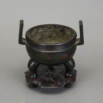 RÖKELSEKAR, patinerad gulmetall, trol Japan, 1800-tal.