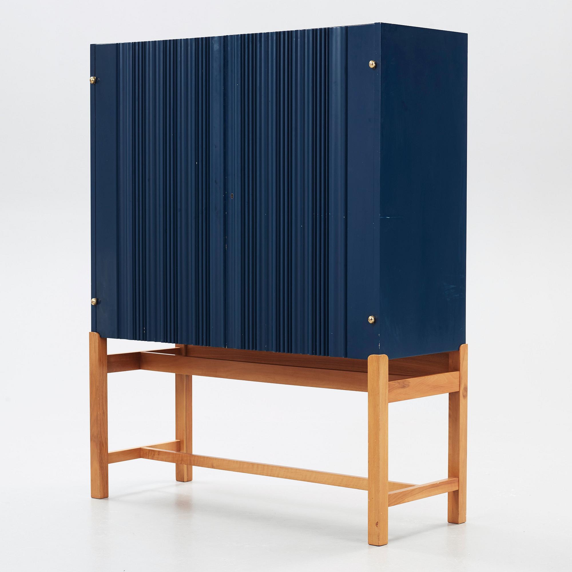 JOSEF FRANK, skåp, "Wellpapp", Firma Svenskt Tenn, modell 2192.