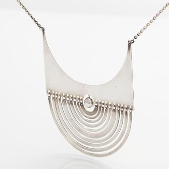 Tapio Wirkkala, Halsband "Halvmåne", sterlingsilver. Westerback, Helsingfors 1973.