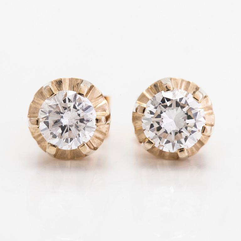 A pair of 14K gold earrings, with brilliant-cut diamonds totalling approximately 1.00 ct. Manu-Koru, Helsinki.