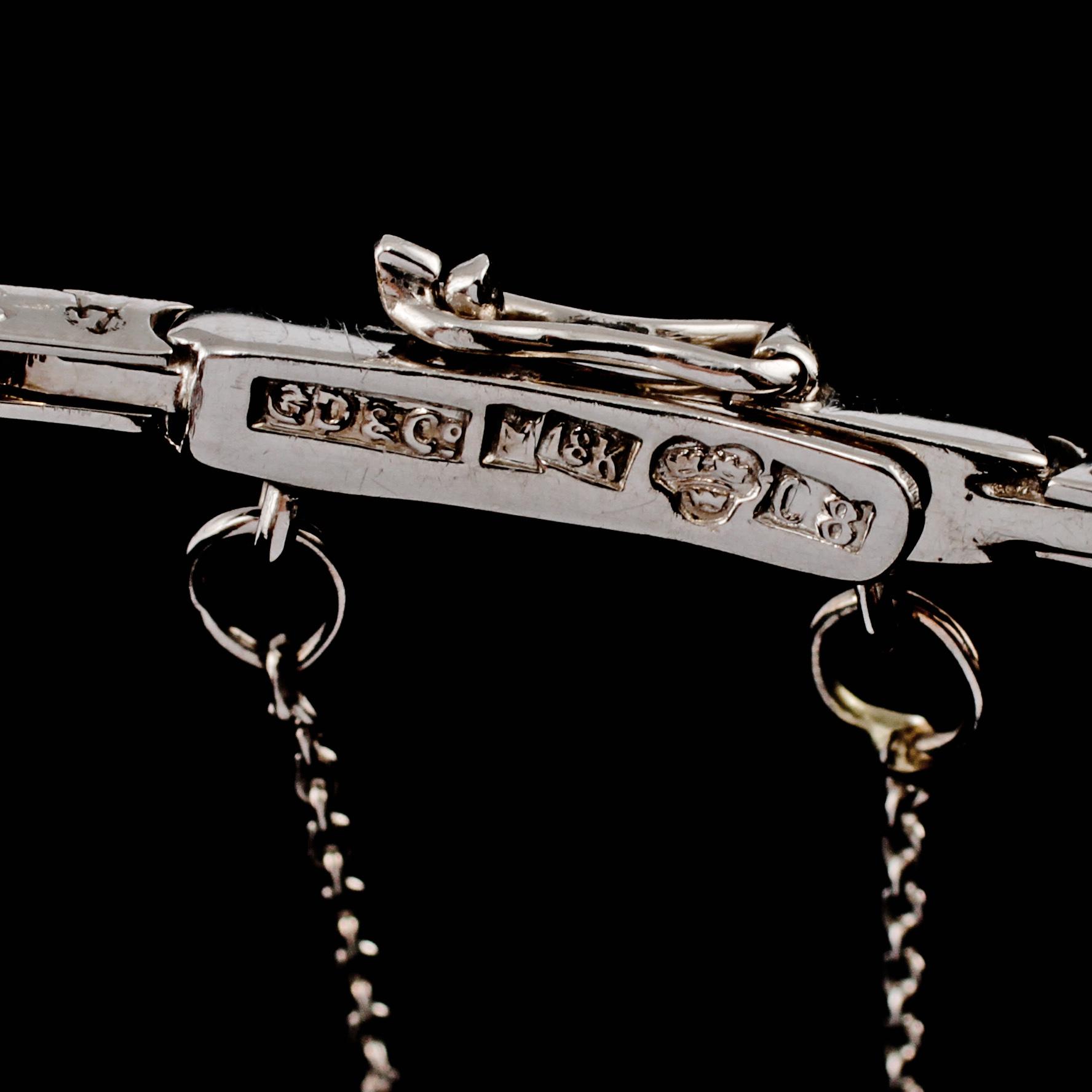 ARMBAND, 18k vitguld med blå safir och 34 briljantslipade diamanter, Gustav Dahlgren & Co, Malmö, 1940. Vikt 10 g.