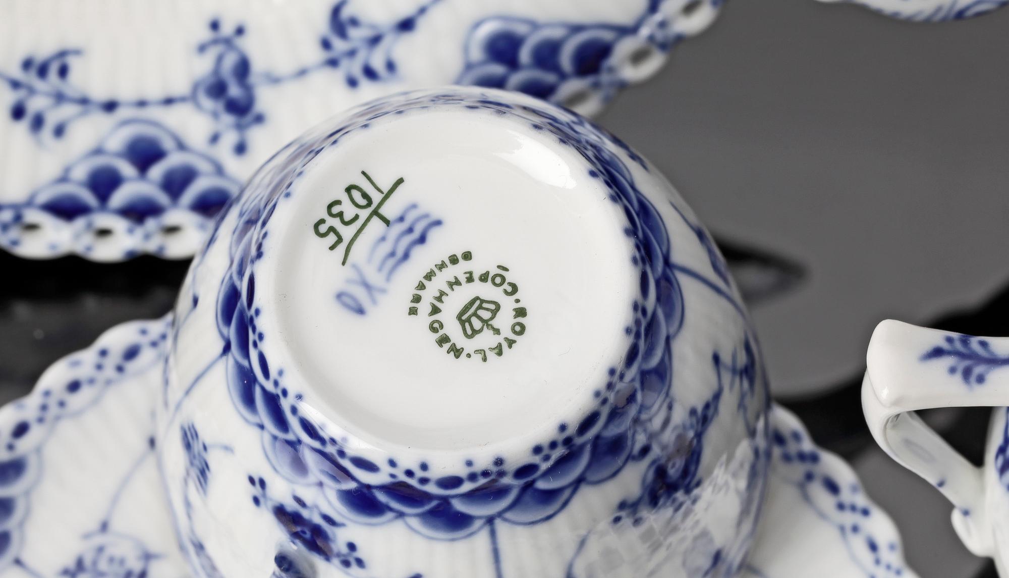 KAFFESERVIS, 28 delar, porslin, "Musselmalet", Royal Copenhagen.