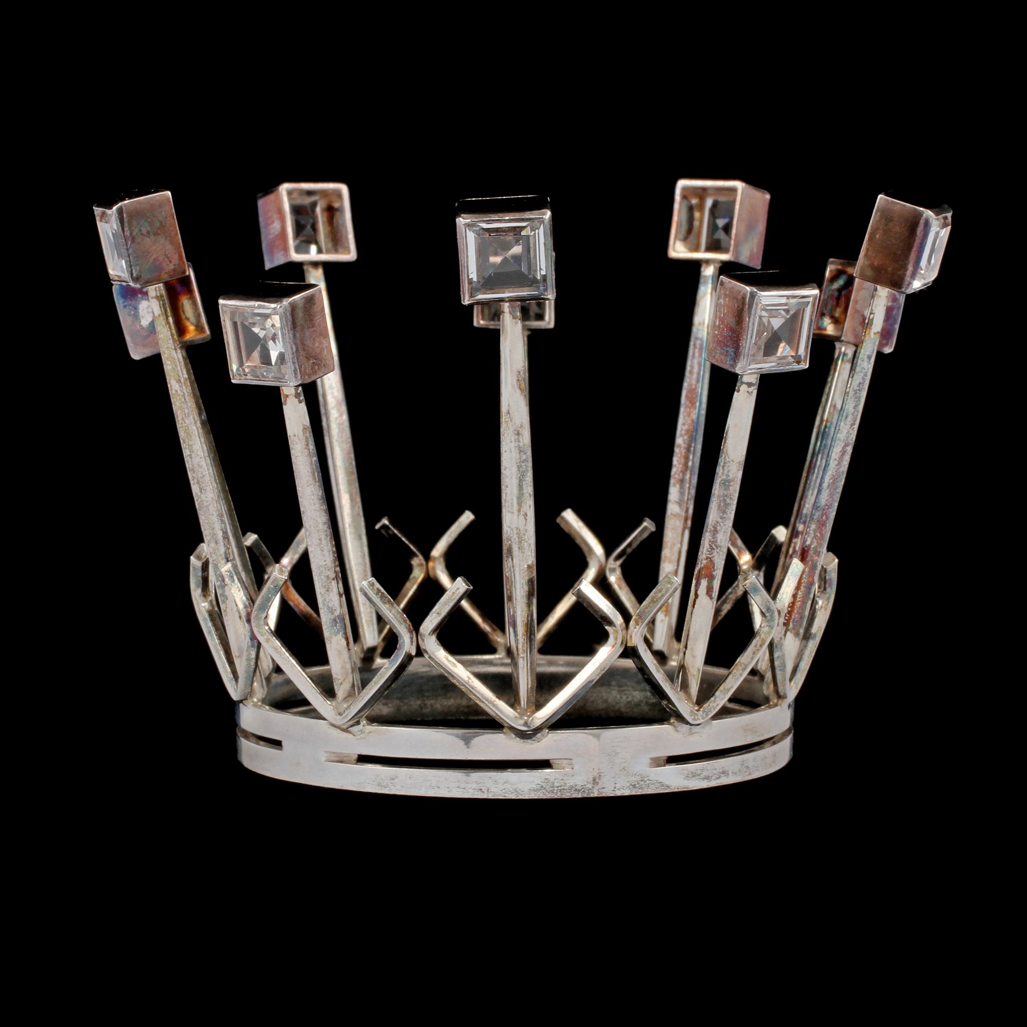 BRUDKRONA, silver med fasettslipad bergkristall, Arvo Saarela, Enköping, 1967. Vikt 63 g.