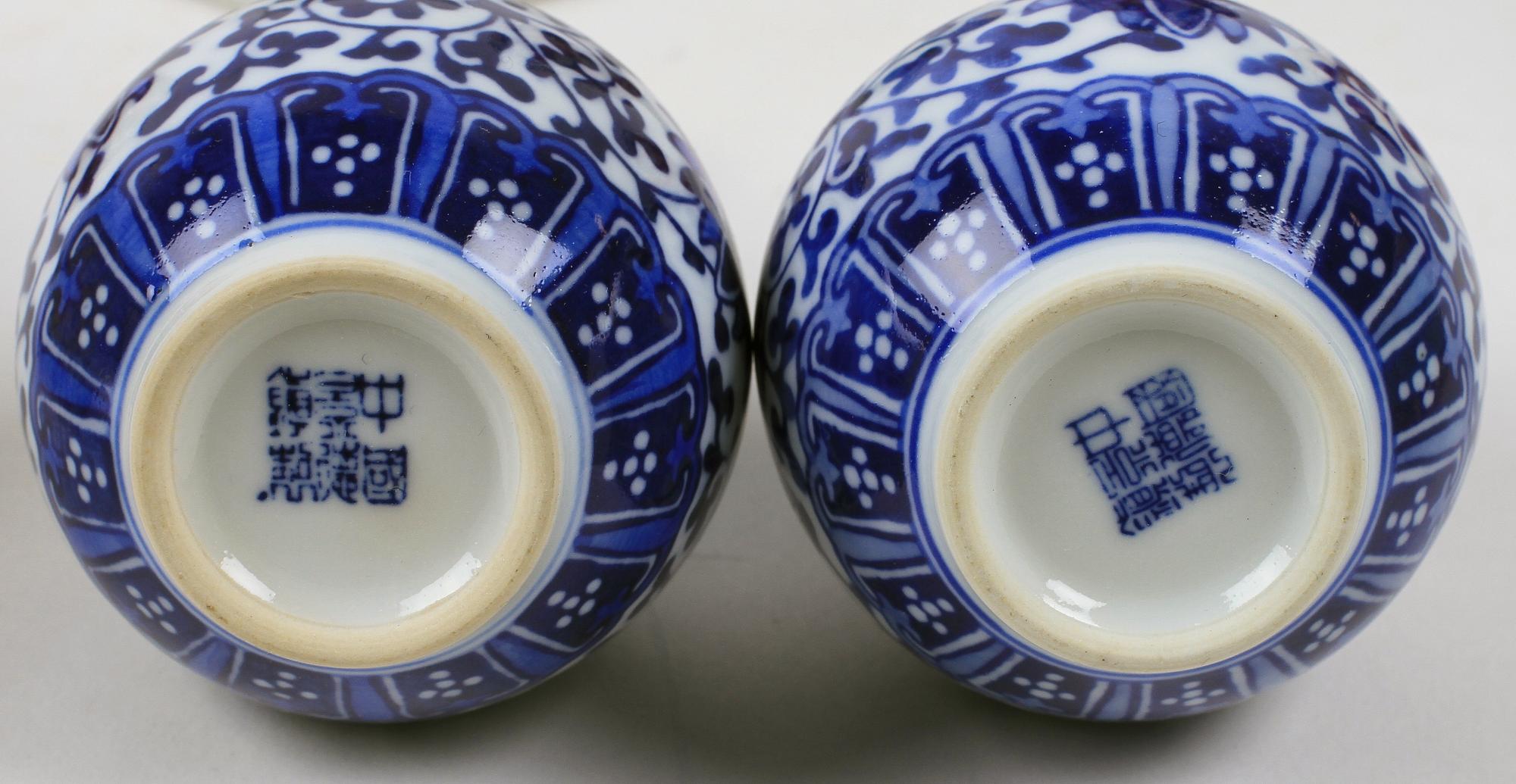 VASER samt YTTERFODER, 8 delar, porslin, Kina och Japan, 1900-tal.