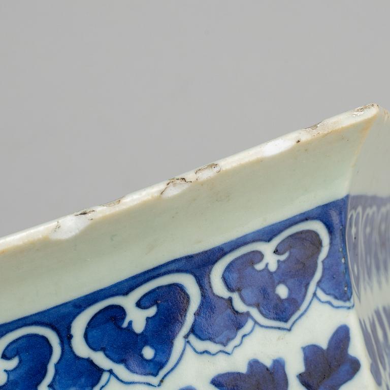 A blue and white flower pot, Qing dynasty, 19th century.