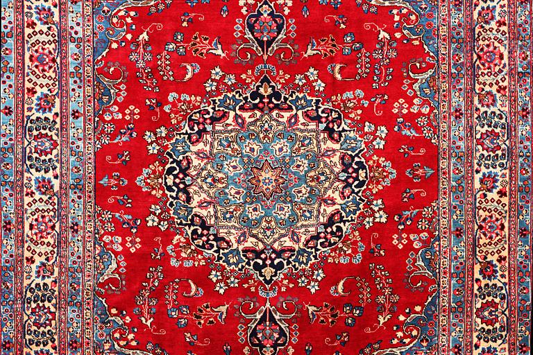A Kashan carpet, a. 337 x 246 cm.