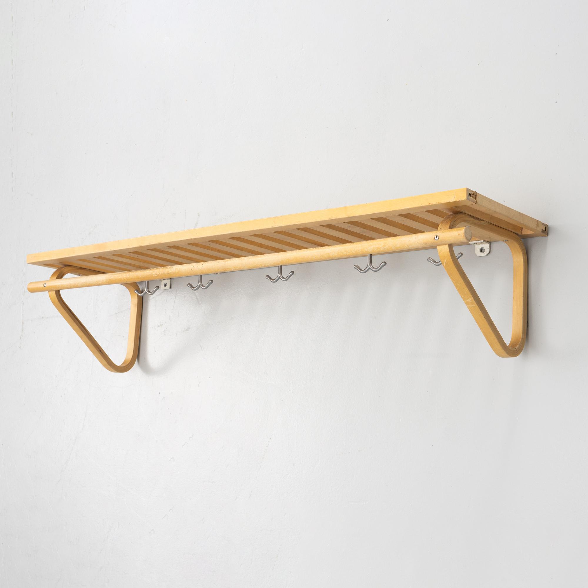 Alvar Aalto, hatthylla/klädhängare, 1900-talets mitt.