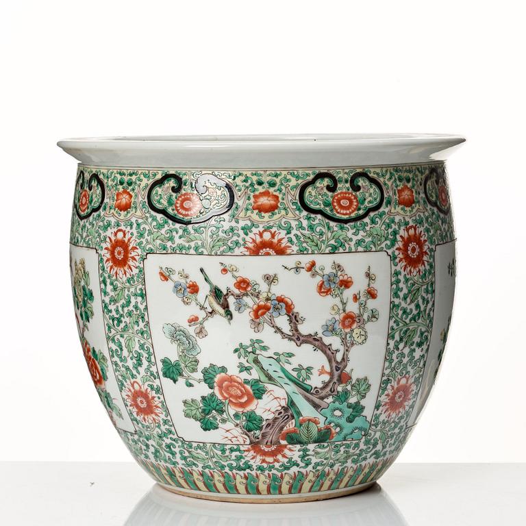 A famille verte basin, late Qing dynasty, circa 1900.