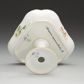 SKÅL på FOT, porslin. "Flora Danica", Royal Copenhagen, Danmark, 1900-tal.