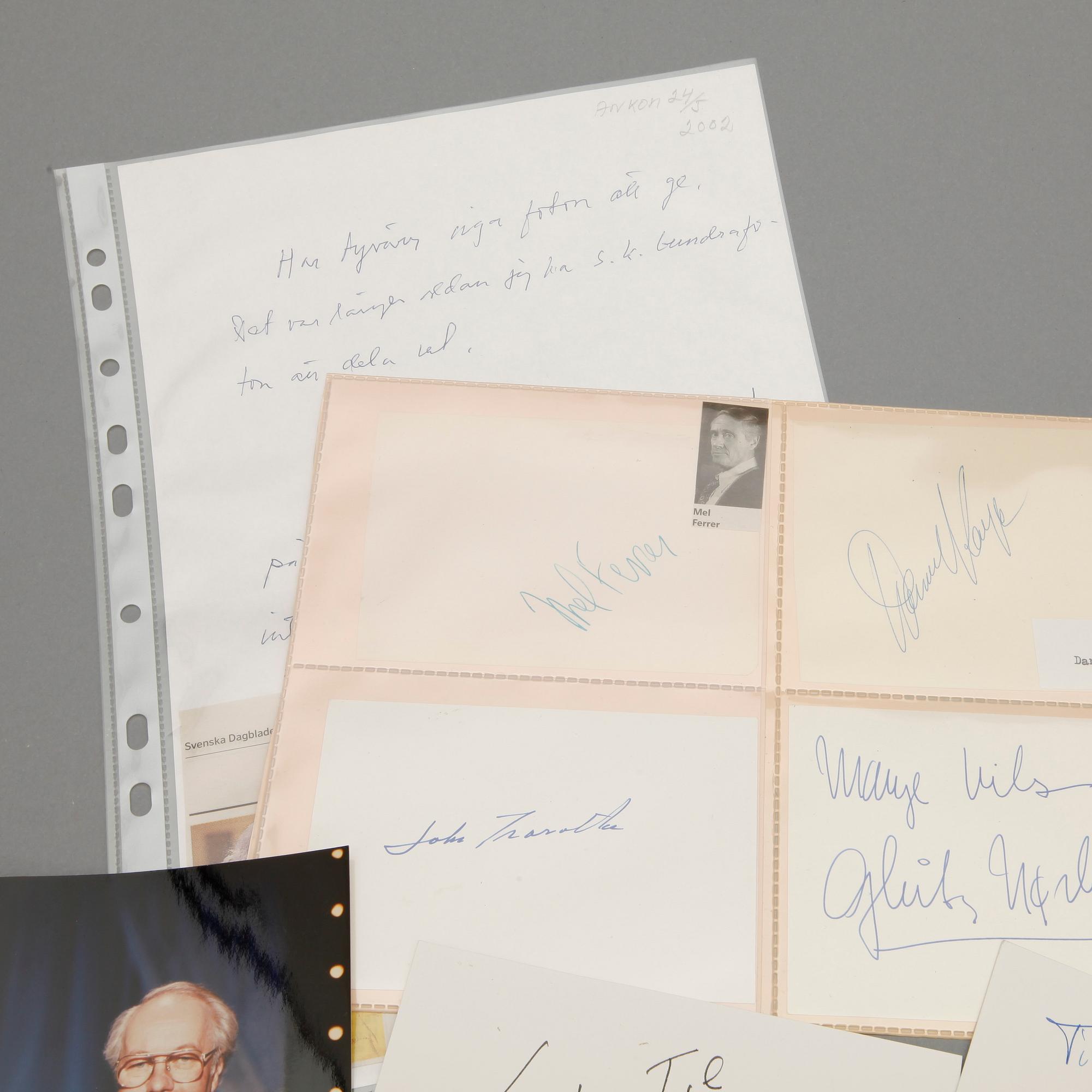 AUTOGRAFER AV SKÅDESPELARE, 33 st, främst John Travolta, Danny Kaye och Mel Ferrer.