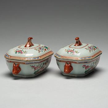 SMÖRTERRINER med LOCK och FAT, ett par, porslin. Qingdynastin, Qianlong (1736-95).
