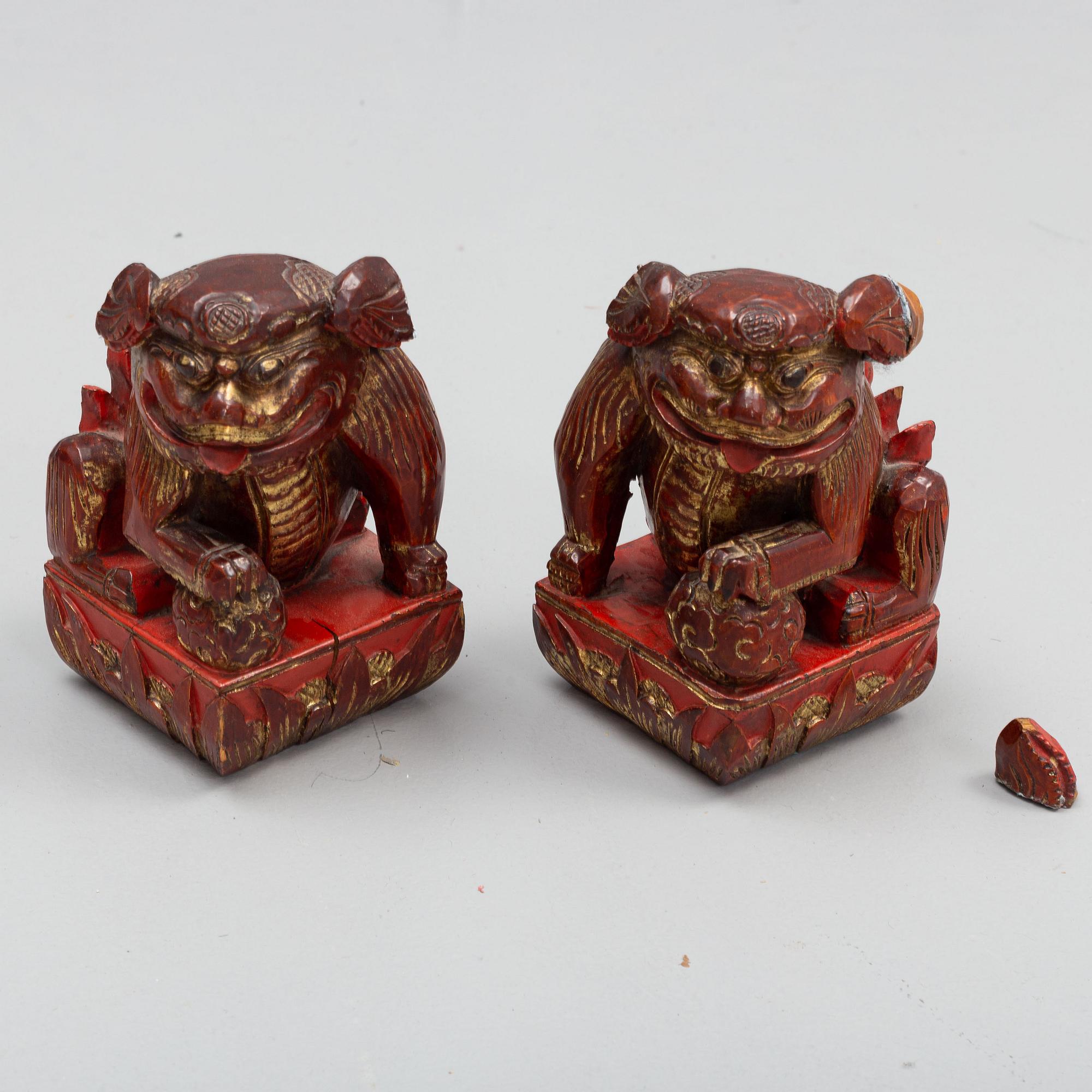 A Chinese carved front decoration for a bed, Qing dynasty 19th centrury.