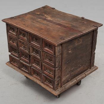 MEDICINSKÅP/KABINETTSKÅP, kolonialstil, 1900-tal.