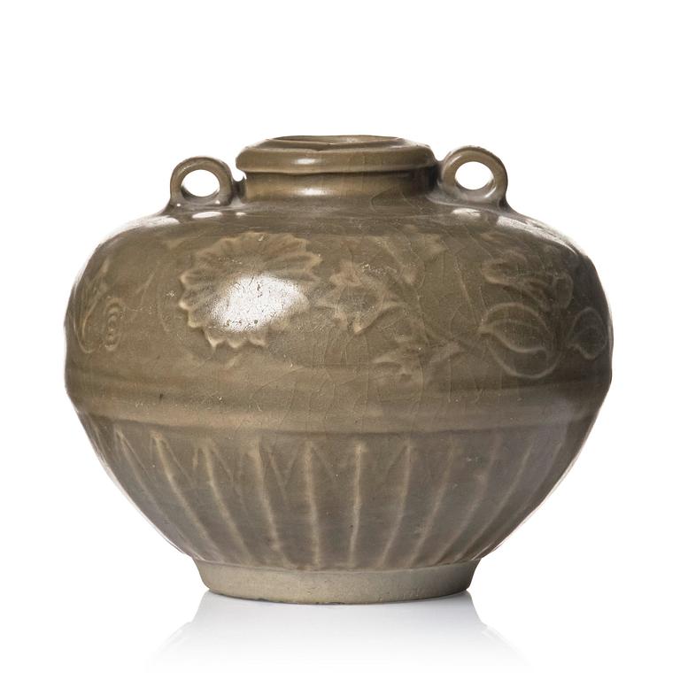 An olive green glazed jar, South East Asia, 15th/16th century.